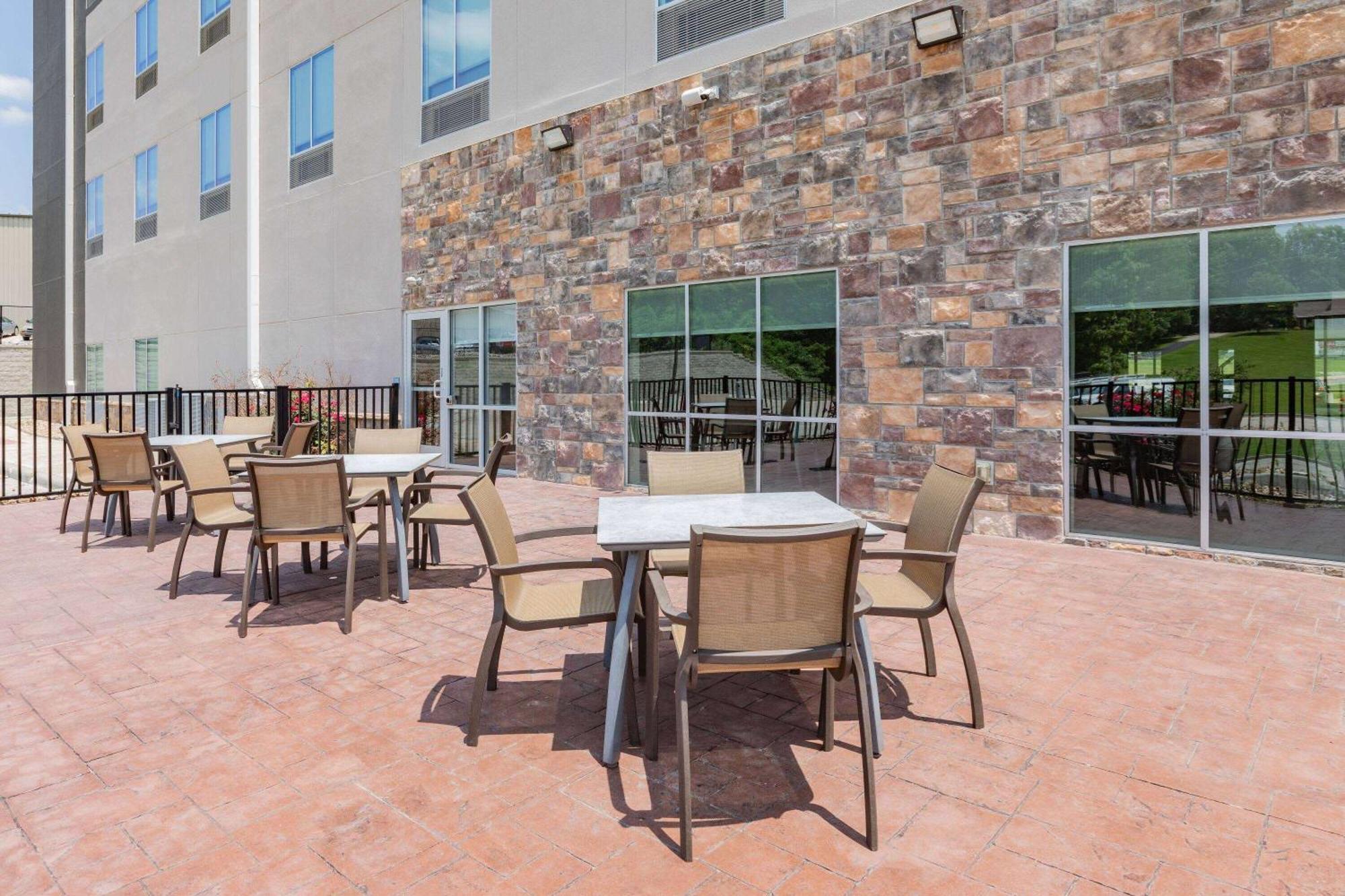 La Quinta Inn & Suites By Wyndham Jackson-Cape Girardeau Esterno foto